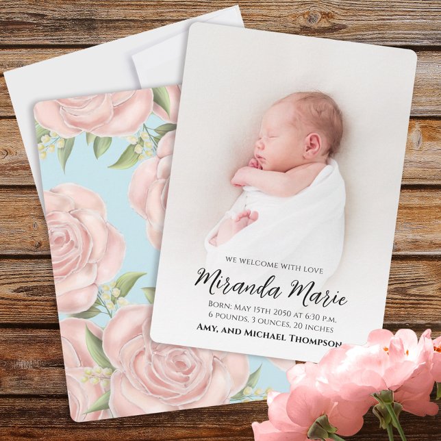 Blommigten Nyfött foto med enkel överläggningstext (Baby photo announcement with pretty pink floral rose pattern. )