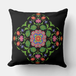 Blommigten Rangoli Mönster på Black Färgad Kudde