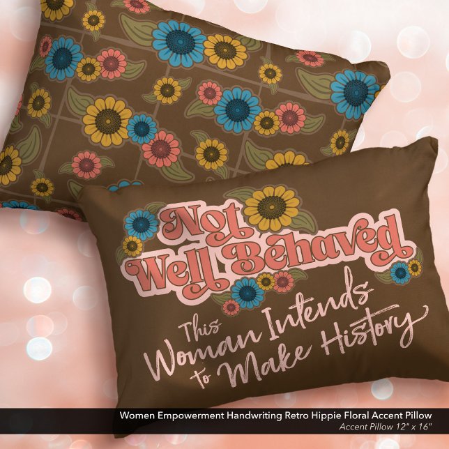 Blommigten Retro Hippie för handskrift av kvinnor Prydnadskudde (Not Well Behaved - Women's Empowerment Throw Pillow with a Hippie Floral Design.)