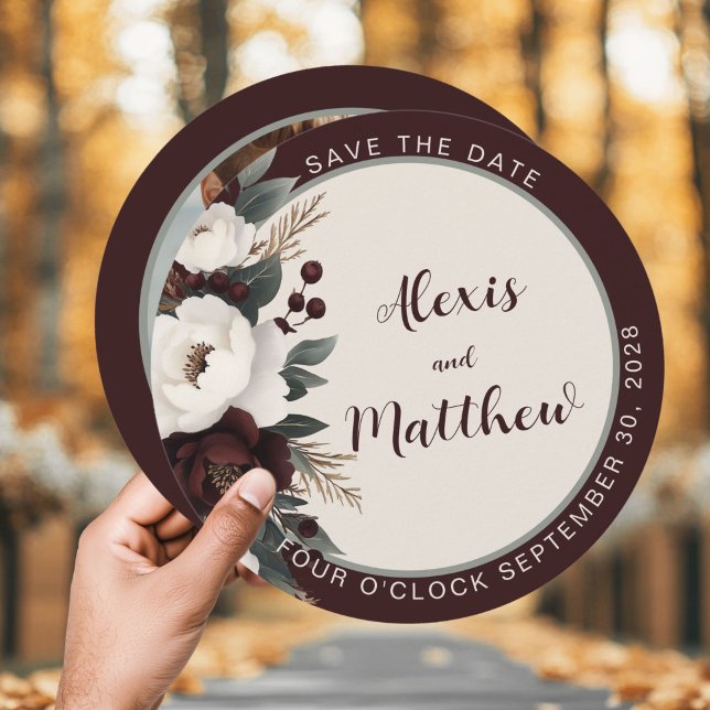 Blommigten Rustic Elegance Burgundy sparar datumet (Rustic Charm Save The Date Burgundy Boho Elegance Modern Round Invite)