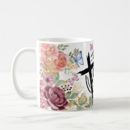 Blommigten slår på den genom den kaffemugg