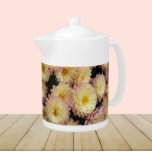 Blommigten Small Rosa Chrysanthemums<br><div class="desc">Vit keramisk tekanna med lock som innehåller en fotomografi av små blommor av rosa Morsa med gulter,  även kallade Chrysanthemums. En underbar,  blommigt design!</div>