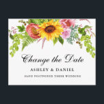 Blommigten Vattenfärgsolrosa Ändra datum Vykort<br><div class="desc">Modern Elegant Vattenfärgssolrossolrosfärgsändring Blommigten Bröllop Postponement Postcard innehåller solblommor,  rosa ros och grönt</div>