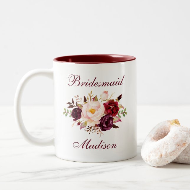 Blommigten Watercolor Burgundy Bridesmaid Namn Två-Tonad Mugg (Med munk)
