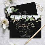 Blommigten Watercolor för bat mitzvah Guld-skript Spara Datumet<br><div class="desc">Se till att alla dina vänner och släktingar kan fira din dotters milstolpe Bat mitzvah! Skicka ut den här chicen, personligen "Spara datummeddelande". En chic, förbluffande, vit och guld glitter blommigt med faux guld-folie, typografi och vit san serif-typ överträffar en dramatisk svart bakgrund. Anpassa anpassningsbarna till Bat mitzvah namn och...</div>