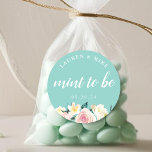 Blommigten Watercolor Mint to be Wedding Favor Runt Klistermärke<br><div class="desc">bröllop mynta i anpassningsbar-designad ger en blommigt med vattenfärg med modern handskript. Anpassa till namn och bröllop.</div>