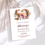 Blommigten White guld Peach 50 födelsedagsljux Inbjudningar<br><div class="desc">En modern,  snyggt och glamorös inbjudan till 50-årsdag. Vit bakgrund,  dekorerad med en persika och lila vattenfärgad blomma. Namn är skrivet med ett modernt handskript i stil. Anpassa och lägg till information om party. Nummer 50 skrivs med ett stil-skript med ballong.</div>