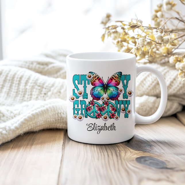 Blommigtens anpassade namn för Hippie Stanna Groov Kaffemugg (Hippie Stay Groovy Turquoise Floral Custom Name Coffee Mug on a neutral cozy wooden table.)
