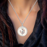 Blommigtens vattenfärg förväntas bli Mamma Silverpläterat Halsband<br><div class="desc">Fira resan till moderskap med vår exquisite Mors dag-design för Mamman att bli! Den här charmerande teckningen har en fantastisk gravid kvinna i en känslig vattenfärg stil, försedd med en gloria av rosa och blå blommigtar, som symboliserar en glädje av förväntan. Med det milda händer som drar hennes blomstrande mage...</div>