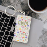 Blommönster Colorful WildblommSoft Grönt Mamma<br><div class="desc">Nyckelkedja för mamma med färgstarka vilda blommor mönster och djärva,  moderna gröntar med mjuka gröntar. Utformningen har blommor av söt vild med "mamma" skrivna i ornattypografi. Bläddra i min Mors dag Wildblomsamling om du vill ha fler blomsterkort och presenter.</div>