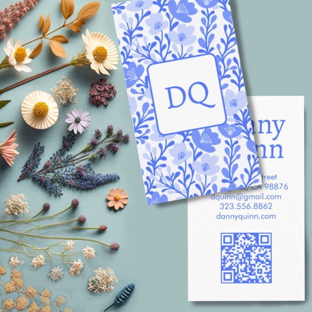 Blommönster Elegant Blåvitt Visitkort (Blue floral pattern custom business card with QR code)