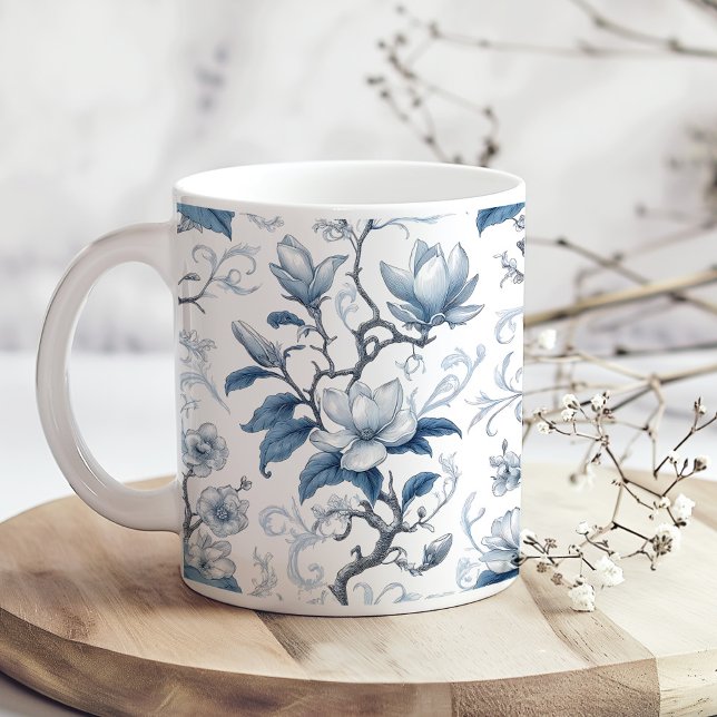 Blommönstret Blå och vit Vintage Kaffemugg (Blue and White Vintage Floral Pattern Coffee Mug on a boho kitchen table with tiny white flowers)