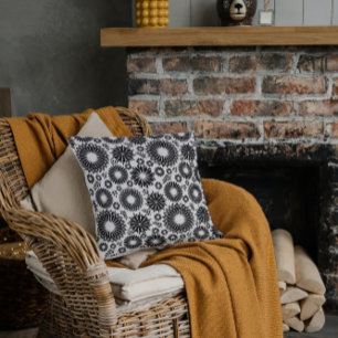 Blommönstret Boho-blommor, svart och vitt Kudde