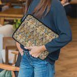 Blommönstret Colorful Antique Faux Tapestry Laptop Fodral<br><div class="desc">Behålla den nya elektroniska enheten säker från klossar och repor med den här skyddande snuscellsfodralet, tillverkad med en contemporary som är färgstark och färgstark och som tittar blommönstrets utformning. Vackra, moderna och coola täckmantel för den trendsättare som håller på att utvecklas och som är konstförtjust i höftledaren, vintage retro ser...</div>