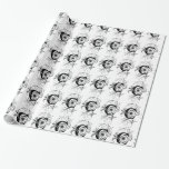 Blommönstret Monogram C Initial Black and White Presentpapper<br><div class="desc">Papper omslutning av det första svarta och vita Blommönstret i Monogram C kan anpassas med en bild,  namn,  text,  logotyp eller bild. Byt vit bakgrund till en blå nyans,  grönt,  gult,  orange,  rosa,  röd,  brun och lila. Underbar för att stänga jul-,  födelsedag-,  babydusch- eller bröllopsgåvor.</div>