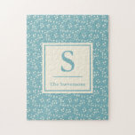 Blommönstret vintage blått | Monogram och Namn  Pussel<br><div class="desc">Den här snyggten har ett rent botaniskt mönster i vintage i tårblått och vitt. Anpassa den med din familj namn och monogram. Underbar presentidé!</div>