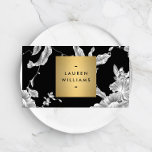 Blommönstret vintage svartvitt visitkort<br><div class="desc">Ett vintage-inspirerat blommönster omvandlas till en modern bakgrund när det kombineras med en faux metallic guld box som innehåller ditt namn eller ditt företags namn på denna glamorösa visitkortsmall. Denna utformning ingår i en rad samordnande kontorsmateriel. Om du vill ha designförfrågningar eller frågor kan du kontakta oss på www.1201am.com. ©...</div>