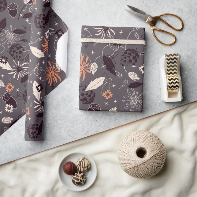 Blommor, akorrar, gräs-koner, stjärnor på grått presentpapper (Hantverk)
