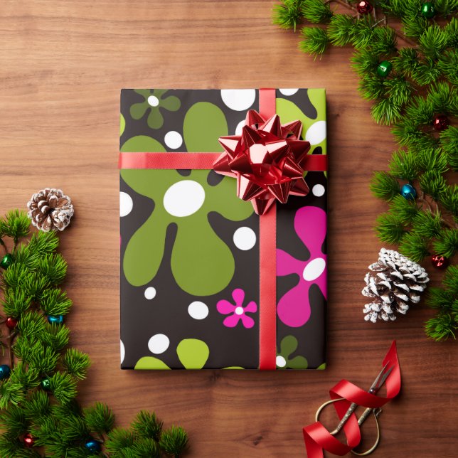 Blommor av grönt och rosa funky som omsluter pappr presentpapper (Julgåva)