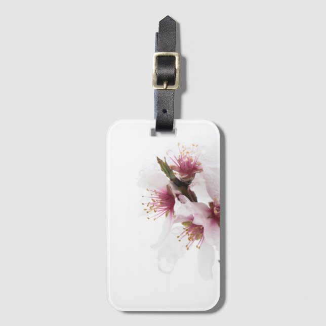 Blommor av mandel träd som täcks av snö bagagebricka (Framsida vertikal)
