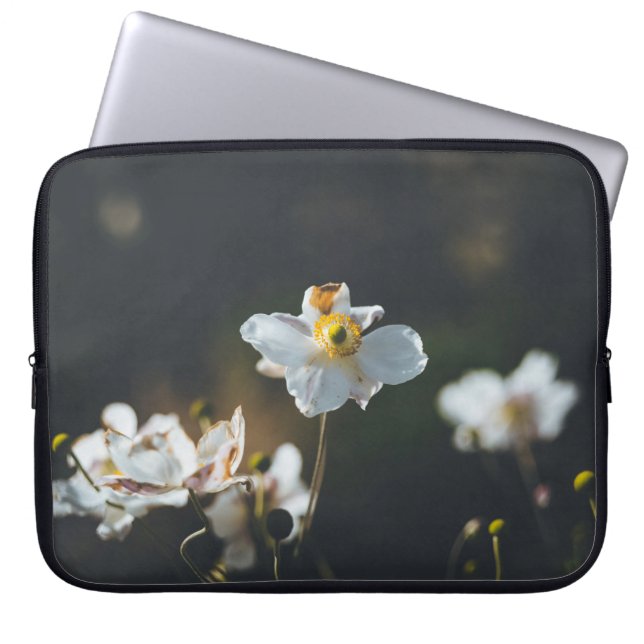 Blommor av vit anemon laptop sleeve (Framsidan)