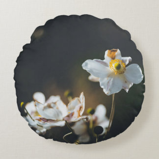 Blommor av vit anemon rund kudde