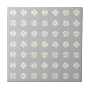 Blommor av vit daisy, centrum för gult vid silver kakelplatta