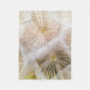Blommor av vit dandelion fleecefilt
