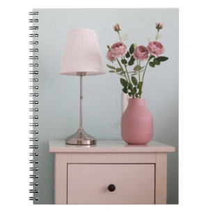 Blommor Blek Rosa ros om Nightstand Anteckningsbok