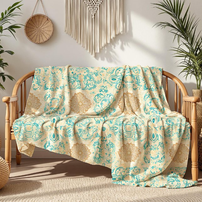 Blommor för Desert Dream Vintage Sand & Turcos Fleecefilt (Desert Dream Vintage Sand & Turquoise Blooms Fleece Blanket in a boho living room on a wooden sofa.)