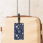 Blommor från mönster bagagebricka<br><div class="desc">En marin blå bakgrund med ett retro stil-blommönster i vitt och grädde. Anpassa och lägg till ditt monogram brev,  inledningsvis. Din kontaktinformation på baksidan.</div>