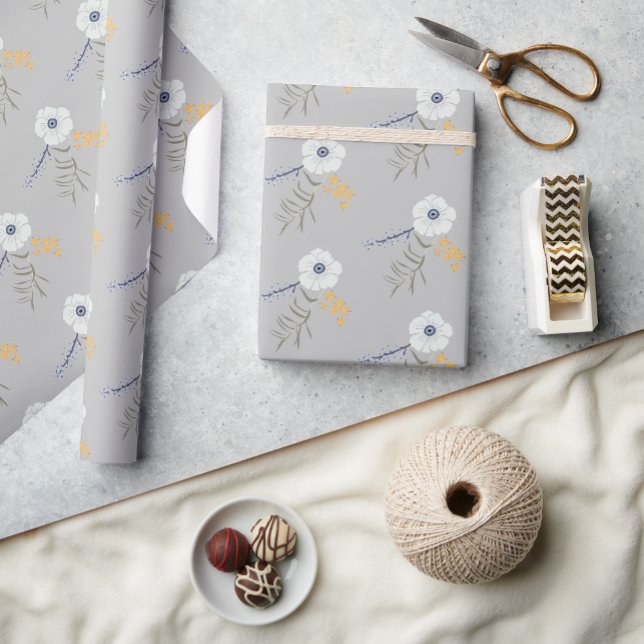Blommor Gult Blue Botanical Mönster Gift Presentpapper (Sweet Spring Floral Flower Motif Blue Gray Yellow Wrapping Paper from Studio Posies.)