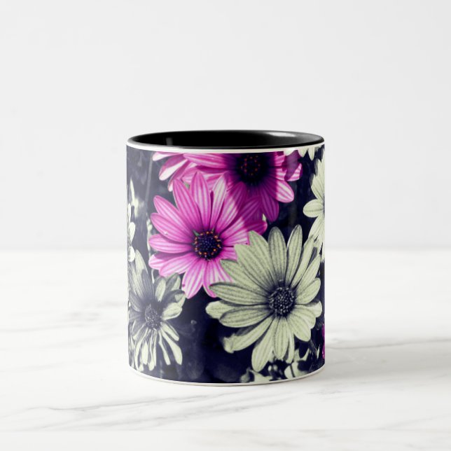 Blommor i afrikansk Daisy i svartvitt Två-Tonad Mugg (Center)