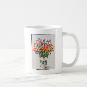 Blommor i en svartvit tillbringare kaffemugg