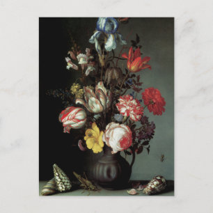 Blommor i en vas med skal och insekter vykort