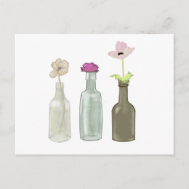 blommor i flaskor av glas. Pastel färg Vykort