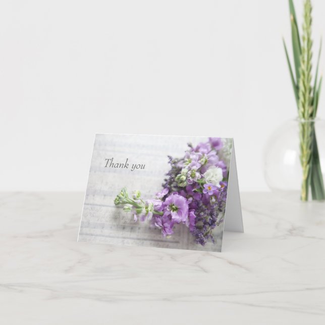 Blommor i lavender-färgaden på gammal musik tack (Framsida)