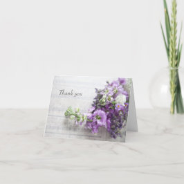 Blommor i lavender-färgaden på gammal musik tack kort