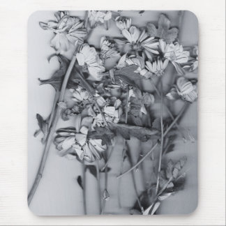Blommor i svart och vitt musmatta
