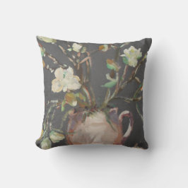 Blommor i vas som målar på mörk grått kudde