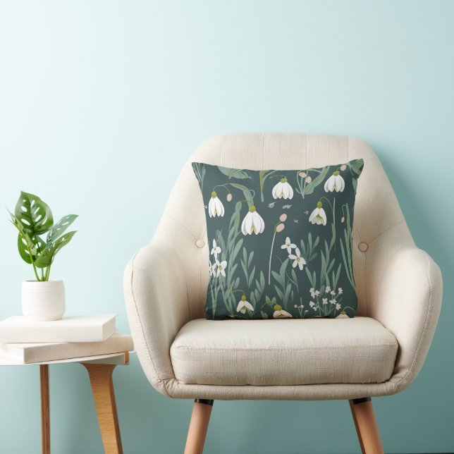 Blommor i vitt på Grönten Kudde (Stol)