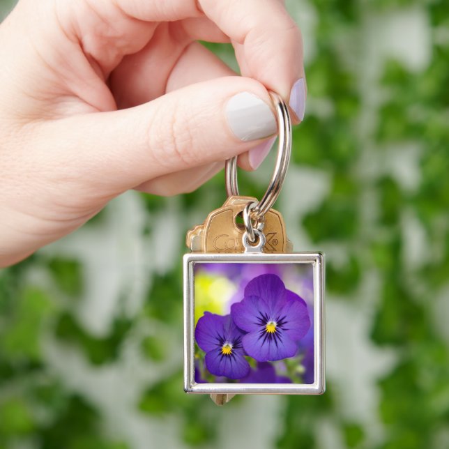 Blommor | Lila Pansies Fyrkantig Silverfärgad Nyckelring (Hand)