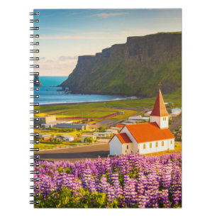 Blommor Lupiner i södra Islandet i Bloom Anteckningsbok