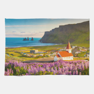 Blommor Lupiner i södra Islandet i Bloom Kökshandduk