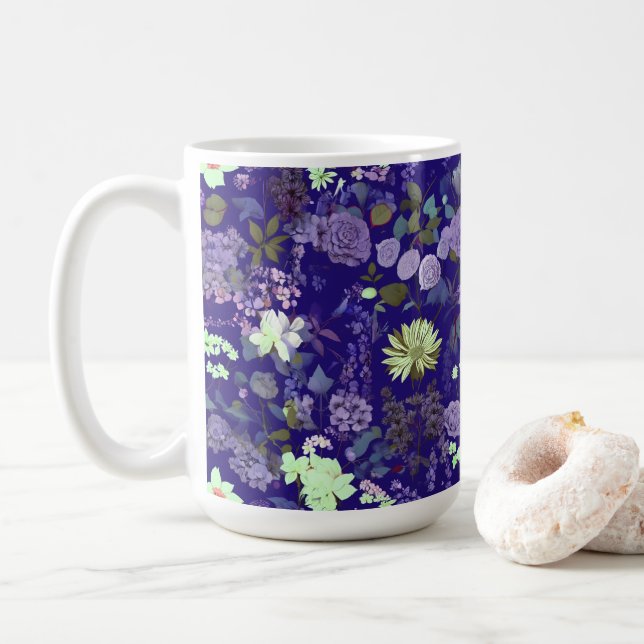 Blommor med elegant och mystisk atmosfär kaffemugg (Med munk)