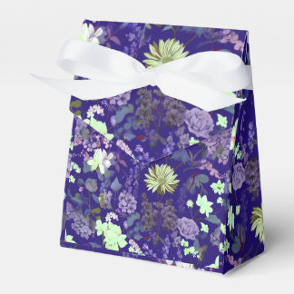 Blommor med elegant och mystisk atmosfär presentaskar