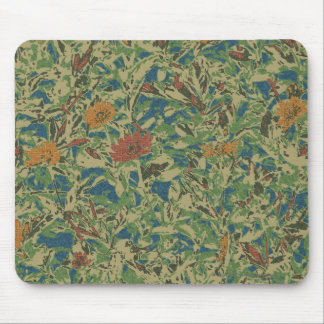 Blommor mot lövkamouflagemönster musmatta