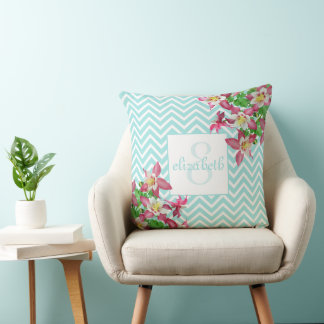 Blommor och Chevron-monogram Kudde