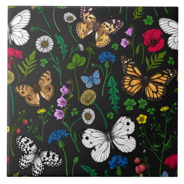 Blommor och fjärilar av vild på svart kakelplatta (Framsidan)