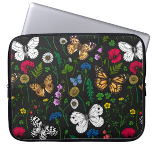Blommor och fjärilar av vild på svart laptop fodral